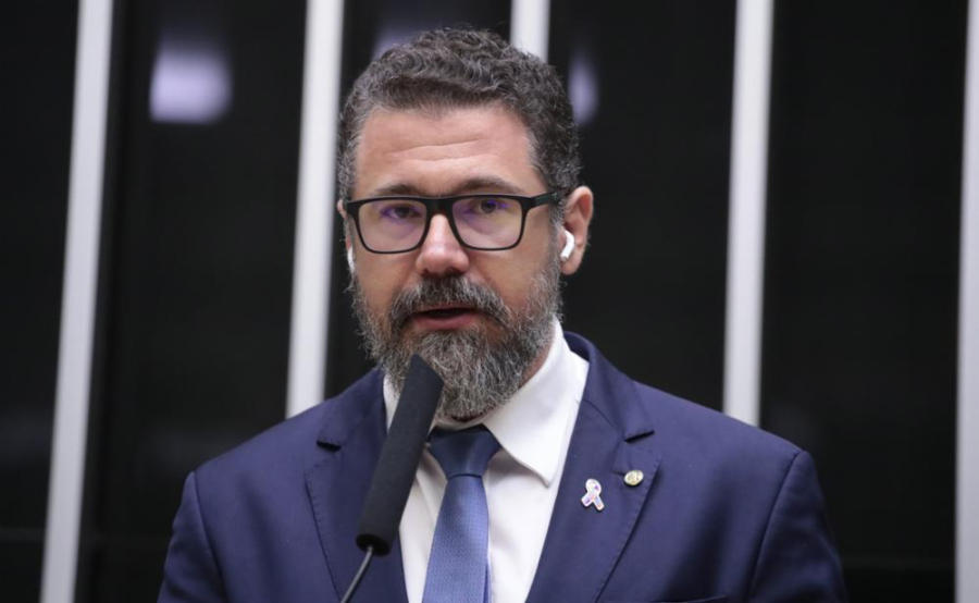 Projeto de lei de Marcos Pollon propõe prioridade para mulheres vítimas de violência doméstica na aquisição de armas de fogo